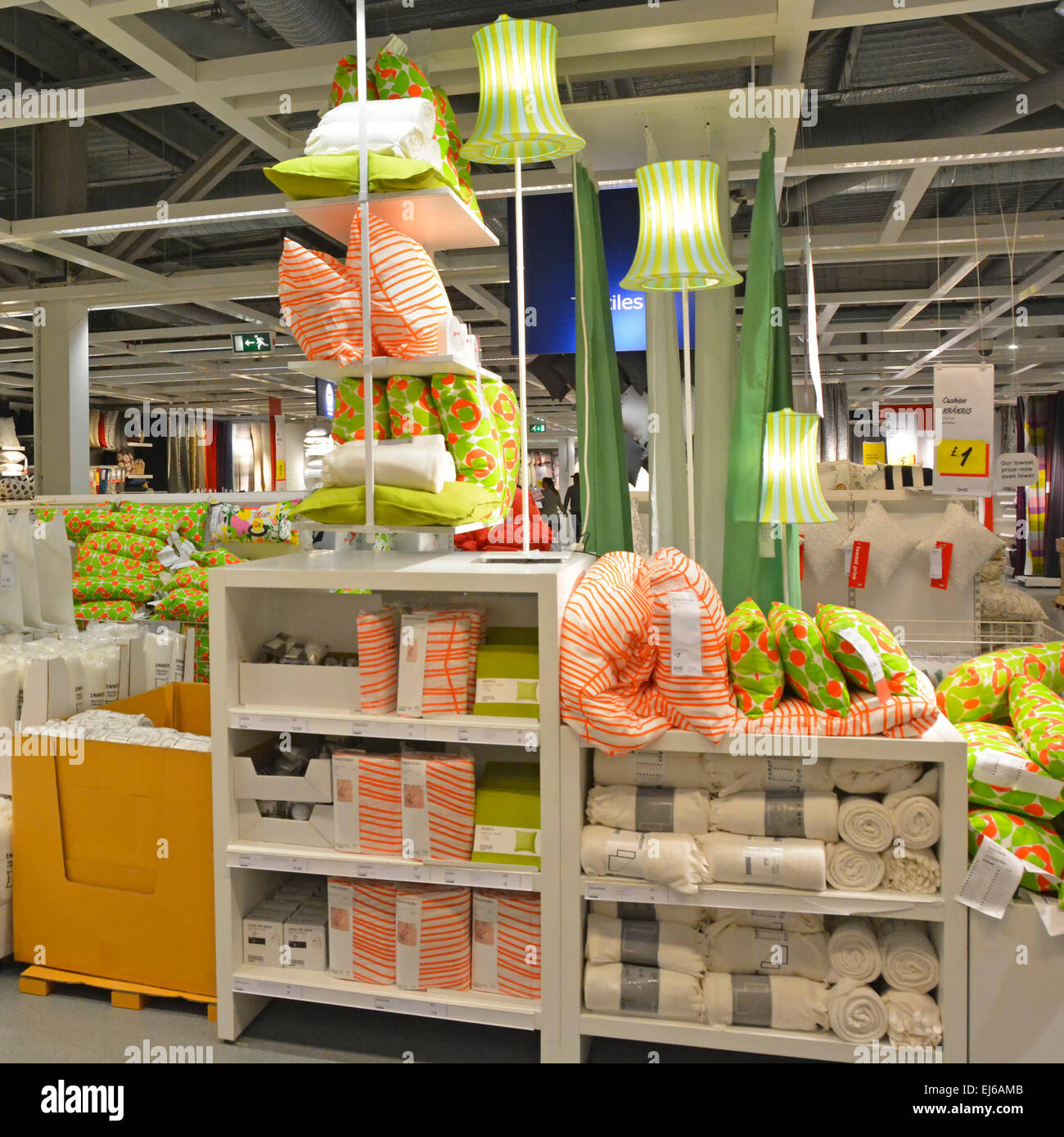 Innenraum der Heimtextilien-Abteilung in UK Ikea speichern Stockfoto
