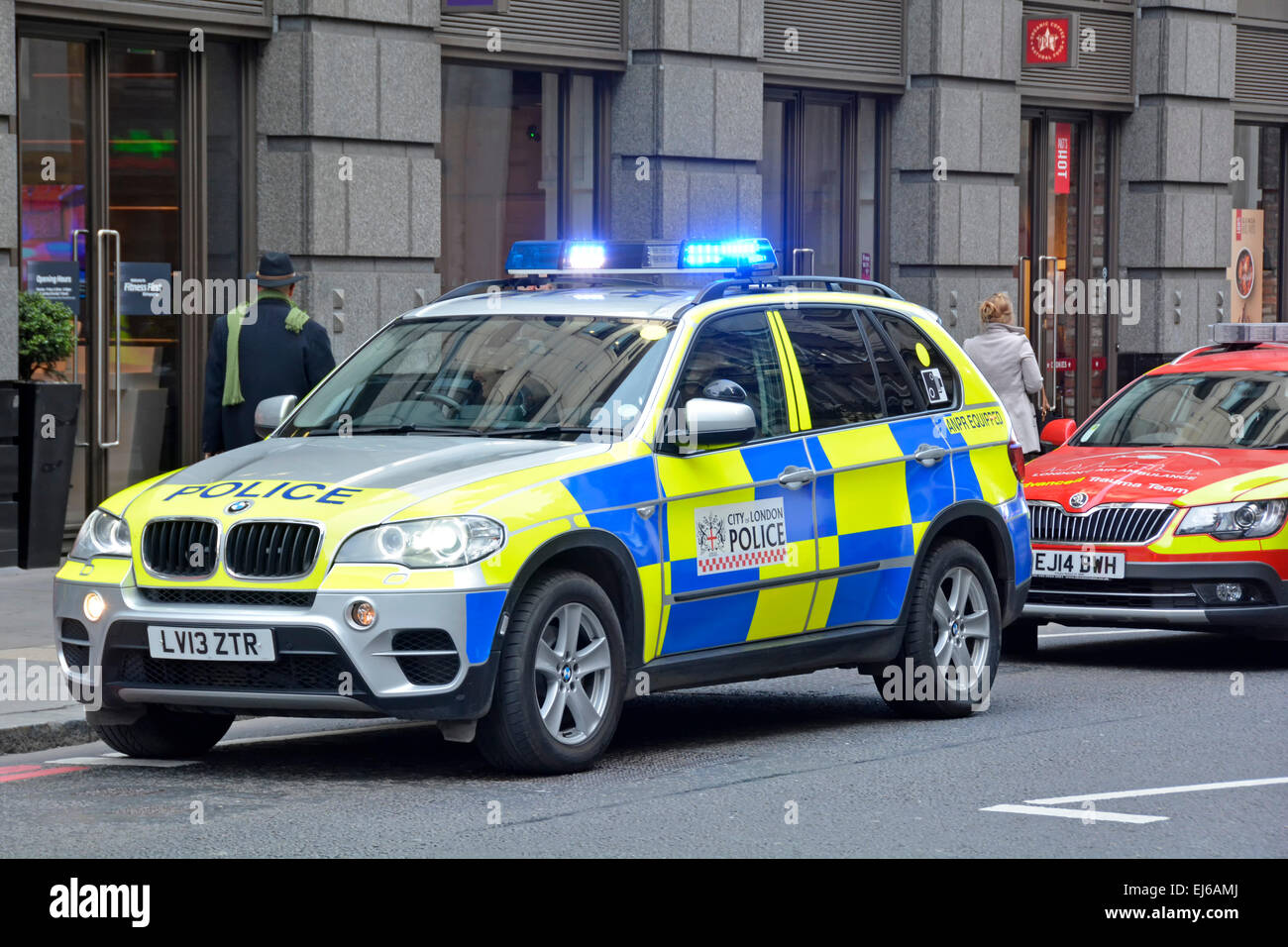 Blaue Lichter auf der City of London BMW Polizei Car Crew besucht einen Straßennotfall Unterstützung Sanitäter in City of London England UK Stockfoto