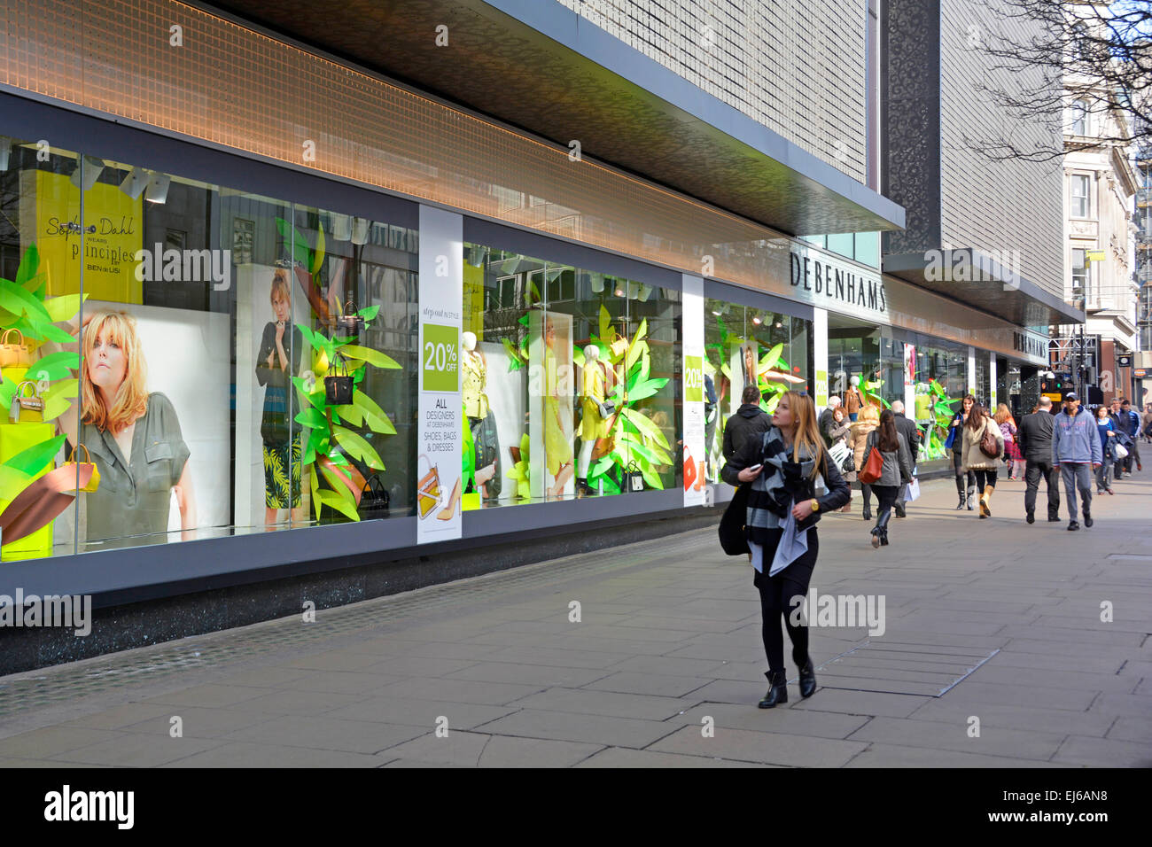 Straßenpflaster-Szene-Shopper & Debenhams Kaufhaus Einzelhandel & Geschäft Schaufenster in Oxford Street West End London England Stockfoto