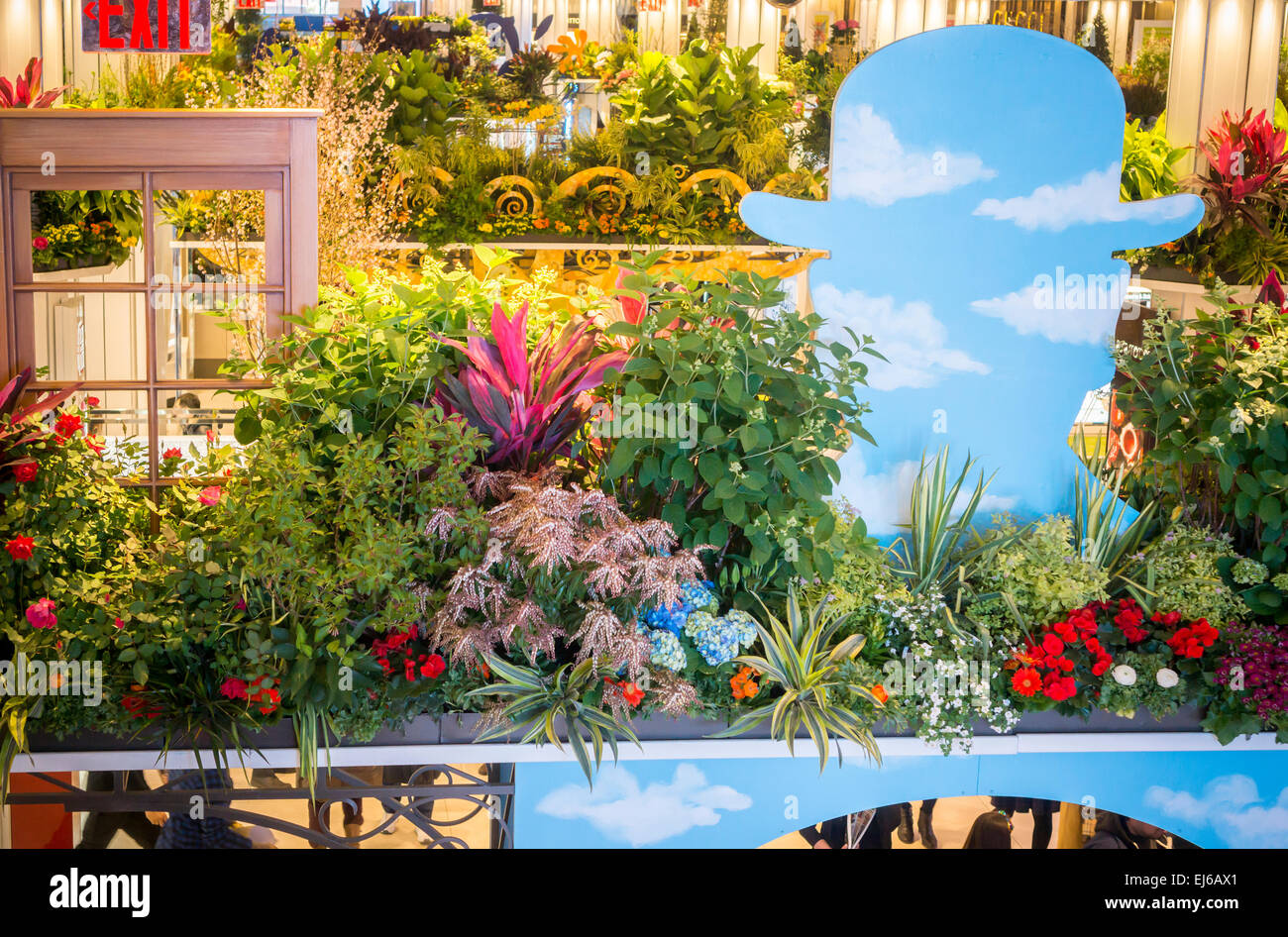 New York, USA. 22. März 2015. Flaggschiff-Kaufhaus Macys am Herald Square in New York ist mit Blumenarrangements für der 41. jährlichen Macys Flower Show, am Eröffnungstag Sonntag, 22. März 2015 geschmückt. Besucher strömen auf der diesjährigen Messe, dessen Titel "Kunst in voller Blüte" ist mit verschiedenen Stilen und Bewegungen der Kunst inspiriert Gartenbau Displays. Die Show läuft noch bis April 4. Bildnachweis: Richard Levine/Alamy Live-Nachrichten Stockfoto