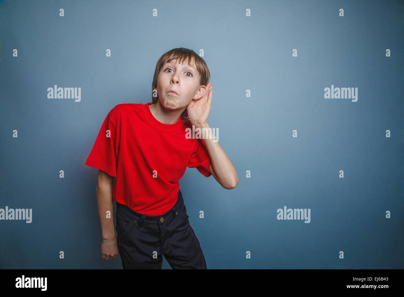 Junge, Jugendlicher, zwölf Jahre alt, in ein rotes Hemd an hand Stockfoto