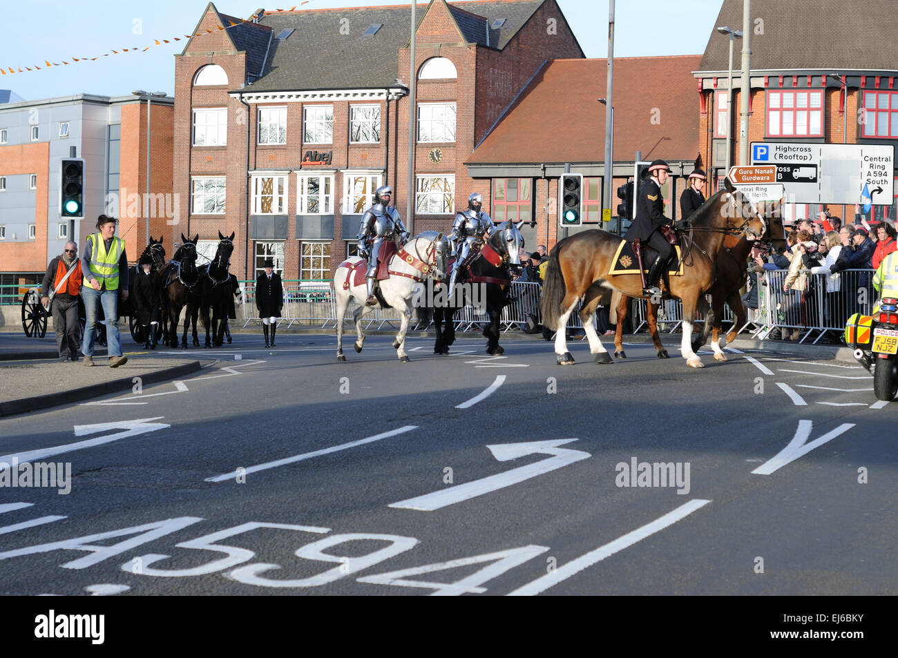 Leicester, UK. 22. März 2015. Umgebettet Gefolge König Richard 111 kommt am St.-Nikolaus-Kirche für den Dienst vor laufende auf St Martins Leicester Kathedrale. Bildnachweis: IFIMAGE/Alamy Live-Nachrichten Stockfoto