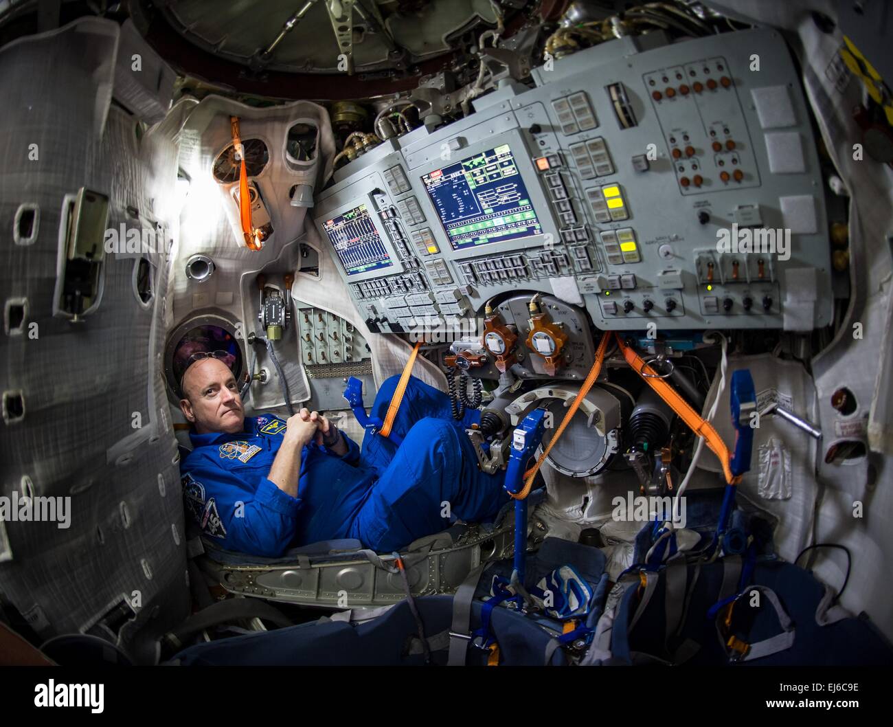 Internationale Raumstation ISS-Expedition 43 Kommandeur NASA Astronaut Scott Kelly sitzt im Inneren der Sojus-Simulator auf der Gagarin-Kosmonautentrainingszentrum 5. März 2015 in Star City, Russland. Kelly wird am 28. März für eine ein-Jahres-Mission an Bord der Sojus-Raumschiff gestartet. Stockfoto