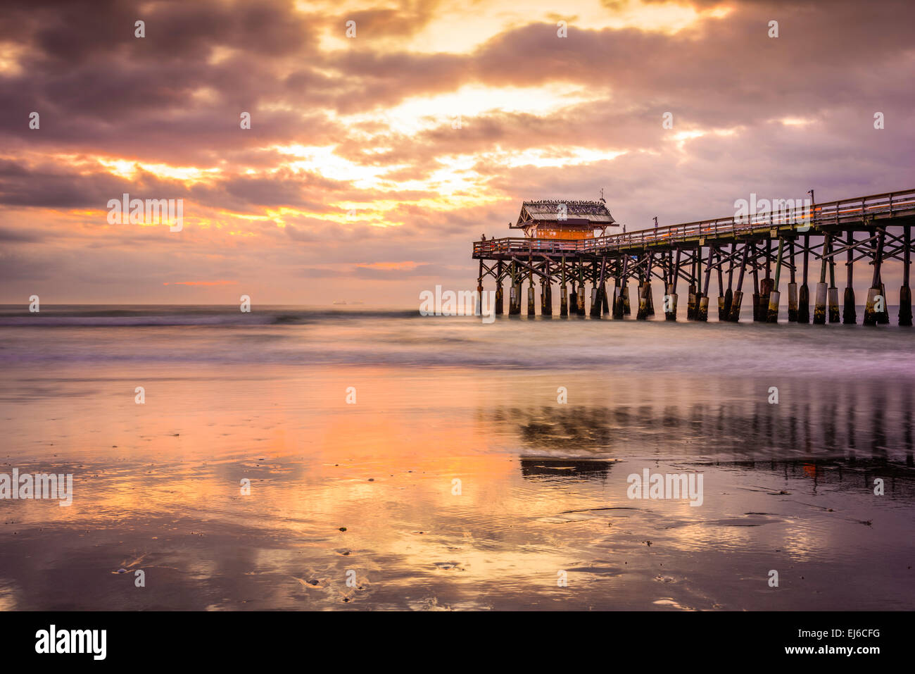Cocoa Beach, Florida, USA Strand und Pier bei Sonnenaufgang