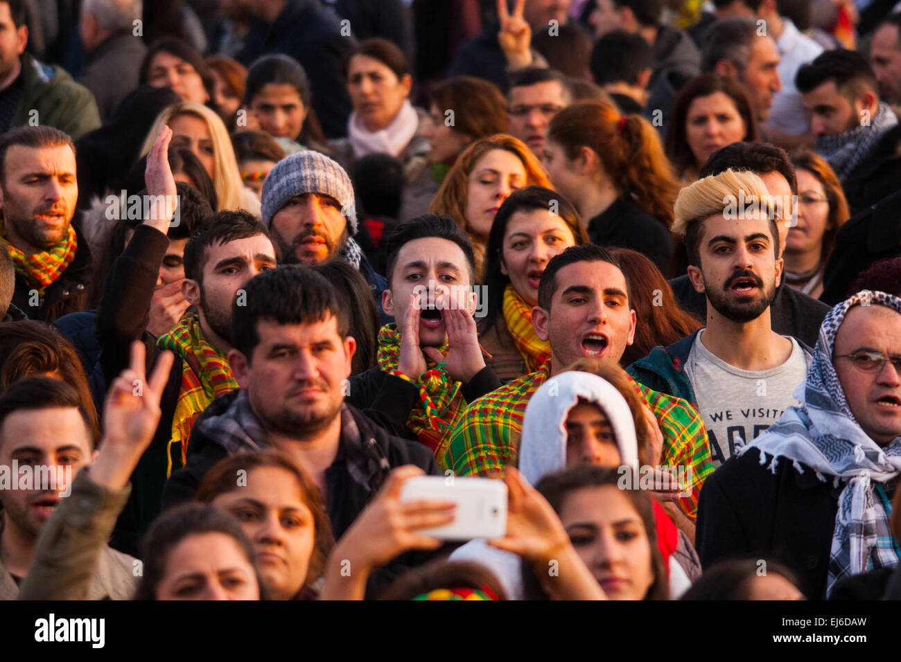 Finsbury Park, London, UK. 22. März 2015.  Tausende von Londons kurdische Gemeinschaft versammeln sich zum Newroz, ihre traditionellen Silvester feiern. Die im Exil lebenden Gemeinschaft trauert um den Tod des Londoner und ex-königliche Marine Erik Konstandinos Scurfield, ein Held, der getötet wurde, kämpfen ISIS und deren Mutter Vasiliki Scurfield adressiert das Publikum. Bildnachweis: Paul Davey/Alamy Live-Nachrichten Stockfoto