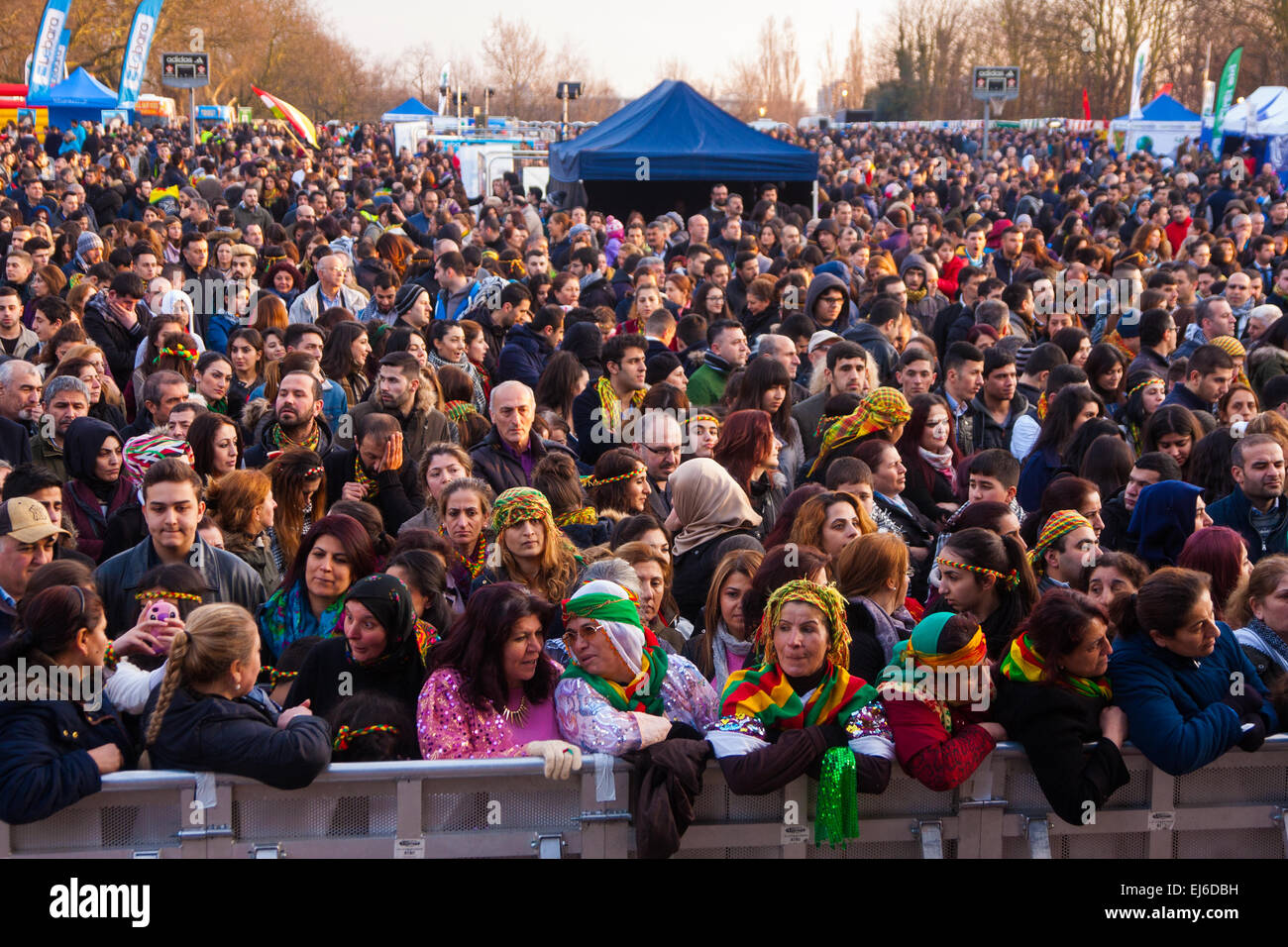 Finsbury Park, London, UK. 22. März 2015.  Tausende von Londons kurdische Gemeinschaft versammeln sich zum Newroz, ihre traditionellen Silvester feiern. Die im Exil lebenden Gemeinschaft trauert um den Tod des Londoner und ex-königliche Marine Erik Konstandinos Scurfield, ein Held, der getötet wurde, kämpfen ISIS und deren Mutter Vasiliki Scurfield adressiert das Publikum. Bildnachweis: Paul Davey/Alamy Live-Nachrichten Stockfoto