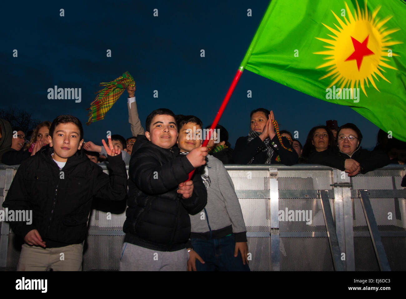 Finsbury Park, London, UK. 22. März 2015.  Tausende von Londons kurdische Gemeinschaft versammeln sich zum Newroz, ihre traditionellen Silvester feiern. Die im Exil lebenden Gemeinschaft trauert um den Tod des Londoner und ex-königliche Marine Erik Konstandinos Scurfield, ein Held, der getötet wurde, kämpfen ISIS und deren Mutter Vasiliki Scurfield adressiert das Publikum. Bildnachweis: Paul Davey/Alamy Live-Nachrichten Stockfoto