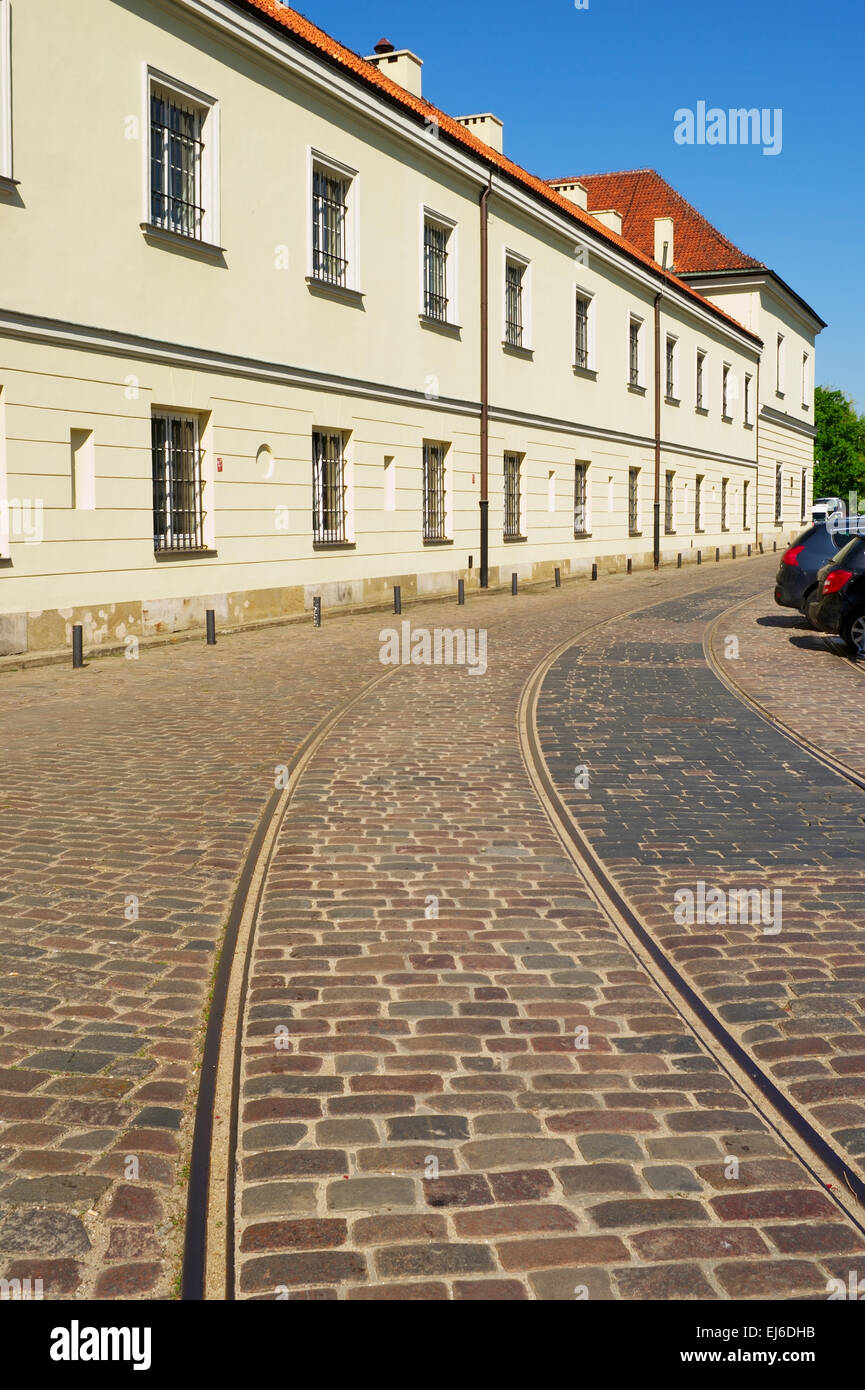 Original Vorkriegs Straßenbahnschienen auf Bohaterow Getta (Ghetto Heldenplatz) Straße mit dem angrenzenden Arsenal Gebäude in Warschau, Polen. Stockfoto