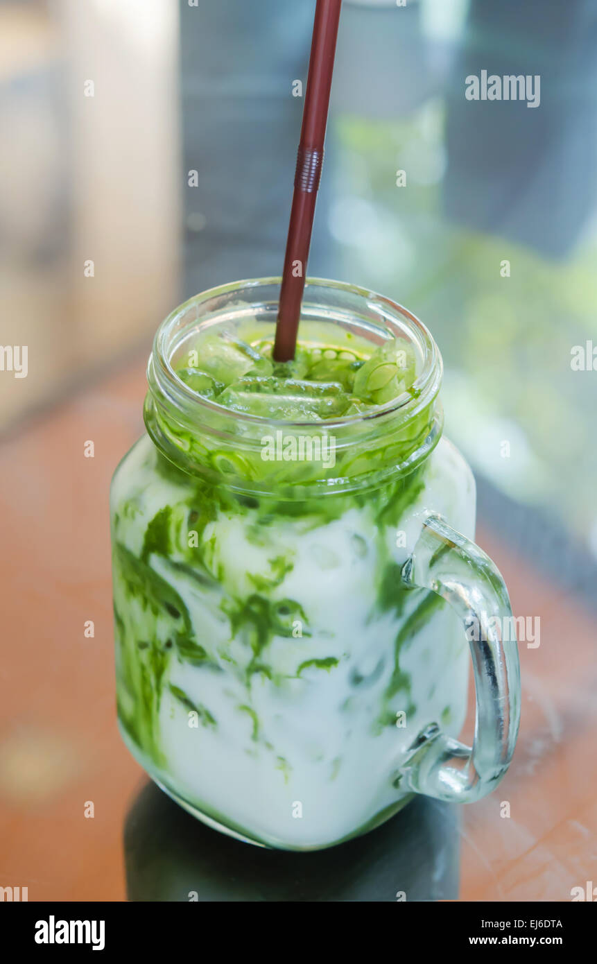 eisgekühlte Milch Grüntee mit Stroh auf Tisch trinken Stockfoto