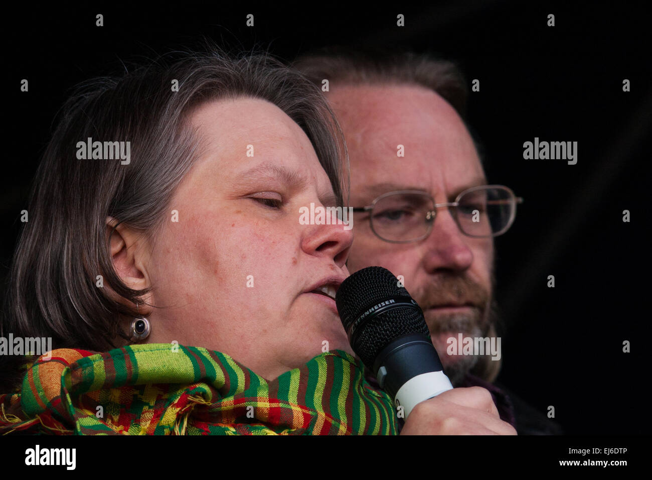 Finsbury Park, London, UK. 22. März 2015.  Tausende von Londons kurdische Gemeinschaft versammeln sich zum Newroz, ihre traditionellen Silvester feiern. Die im Exil lebenden Gemeinschaft trauert um den Tod des Londoner und ex-königliche Marine Erik Konstandinos Scurfield, ein Held, der getötet wurde, kämpfen ISIS und deren Mutter Vasiliki Scurfield adressiert das Publikum. Bild: Vasiliki Scurfield Adressen die Masse, da ihr Ehemann Chris an ihrer Seite steht. Bildnachweis: Paul Davey/Alamy Live-Nachrichten Stockfoto