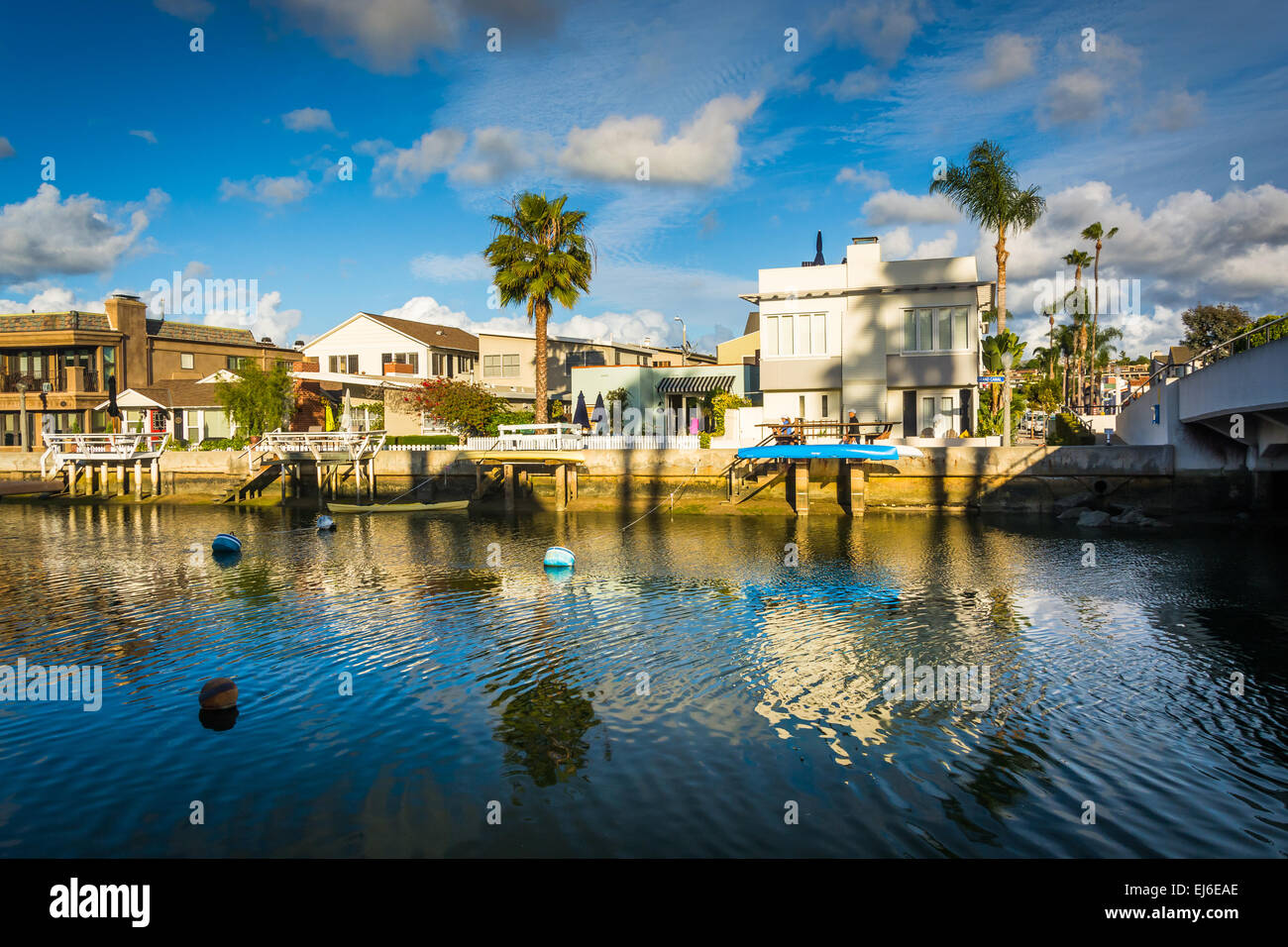 Boote und Häuser entlang der Beacon Bay in Newport Beach, Kalifornien. Stockfoto