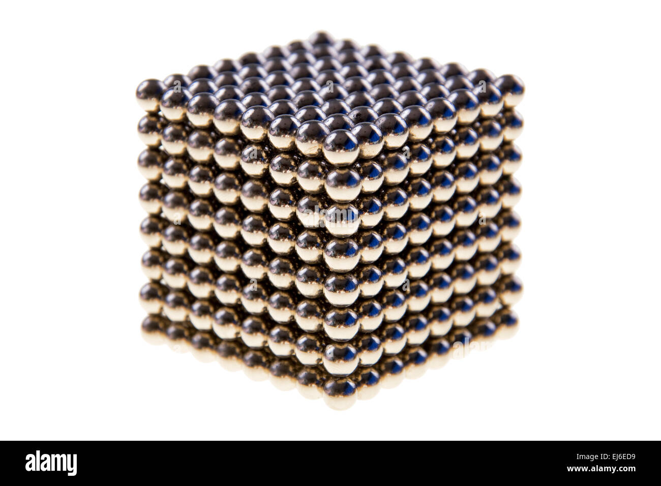 Kubus aus magnetischen Neodym-beads Stockfoto