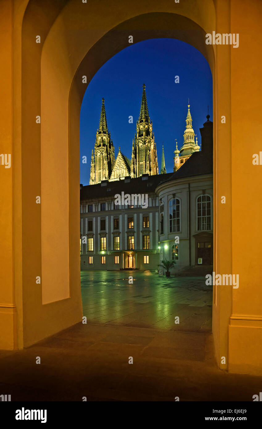 Pragerburg - Nachtansicht zum zweiten Hof und St. Vitus Kathedrale Türme Stockfoto