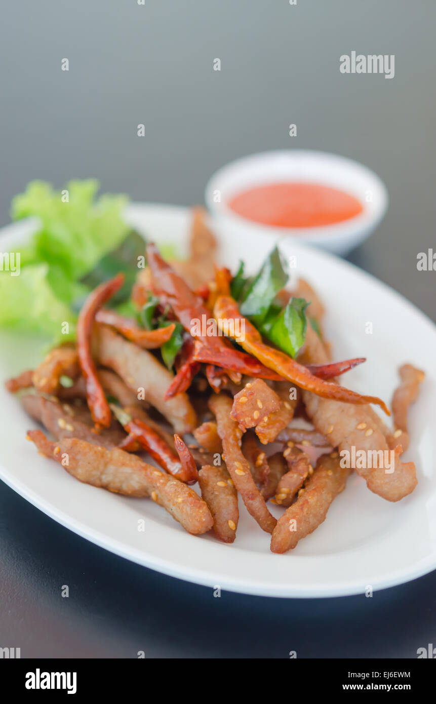 Nahaufnahme von frisch gebratenem Fleisch mit Sesam und chili Stockfoto