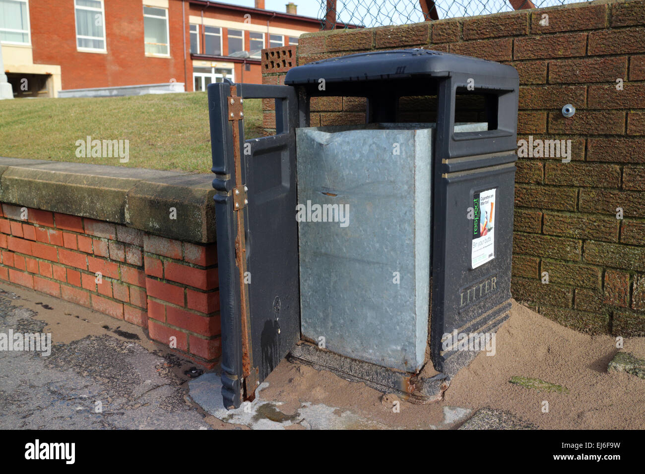 geöffnete öffentliche Abfallbehälter entleert Troon Scotland UK Stockfoto