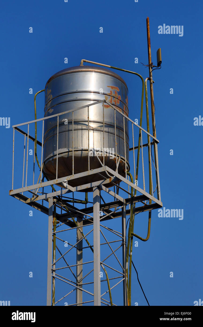 Water tank storage roof -Fotos und -Bildmaterial in hoher Auflösung – Alamy