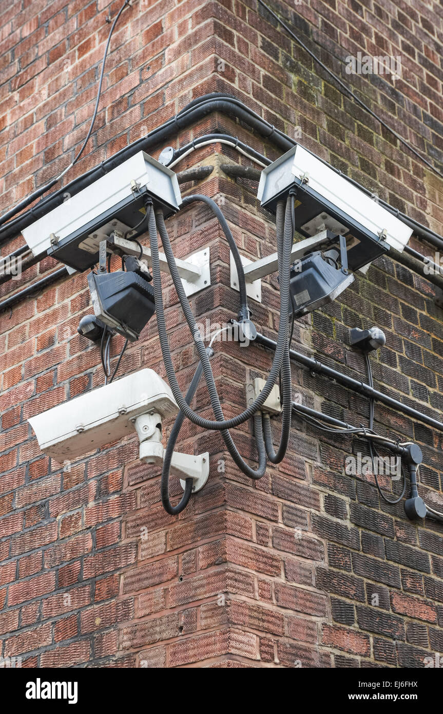 CCTV-Sicherheitskameras an der Wand eines Gebäudes, London England Großbritannien Stockfoto