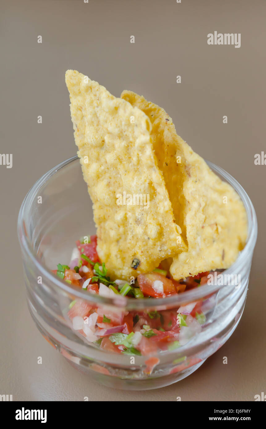 Tortillachips mit Salsa dip im Cocktailglas Stockfoto