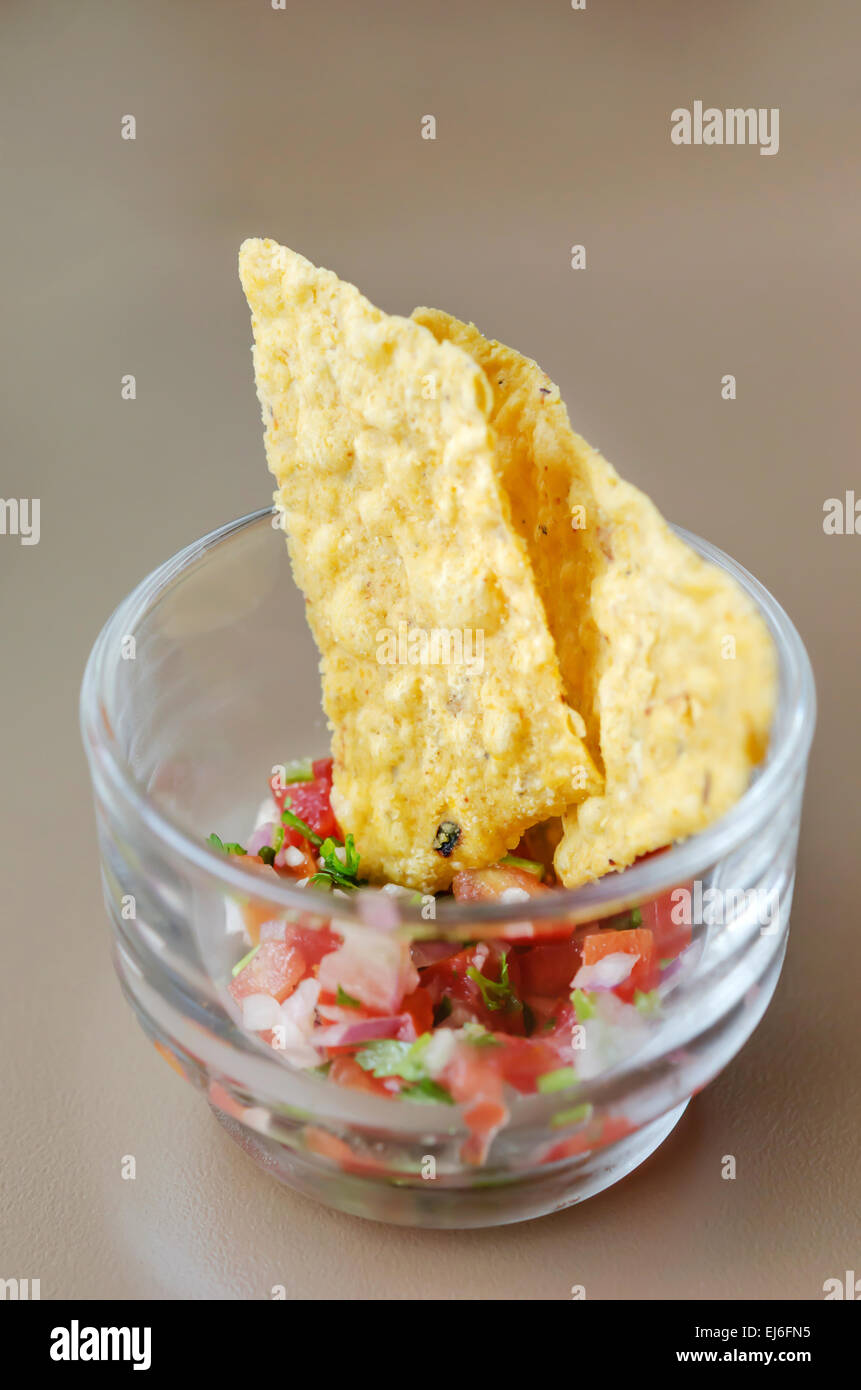 Tortillachips mit Salsa dip im Cocktailglas Stockfoto