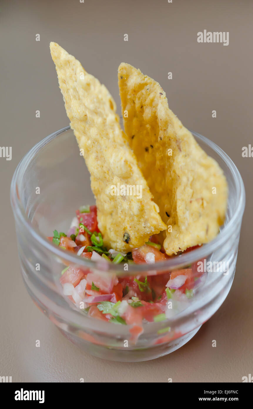 Tortillachips mit Salsa dip im Cocktailglas Stockfoto