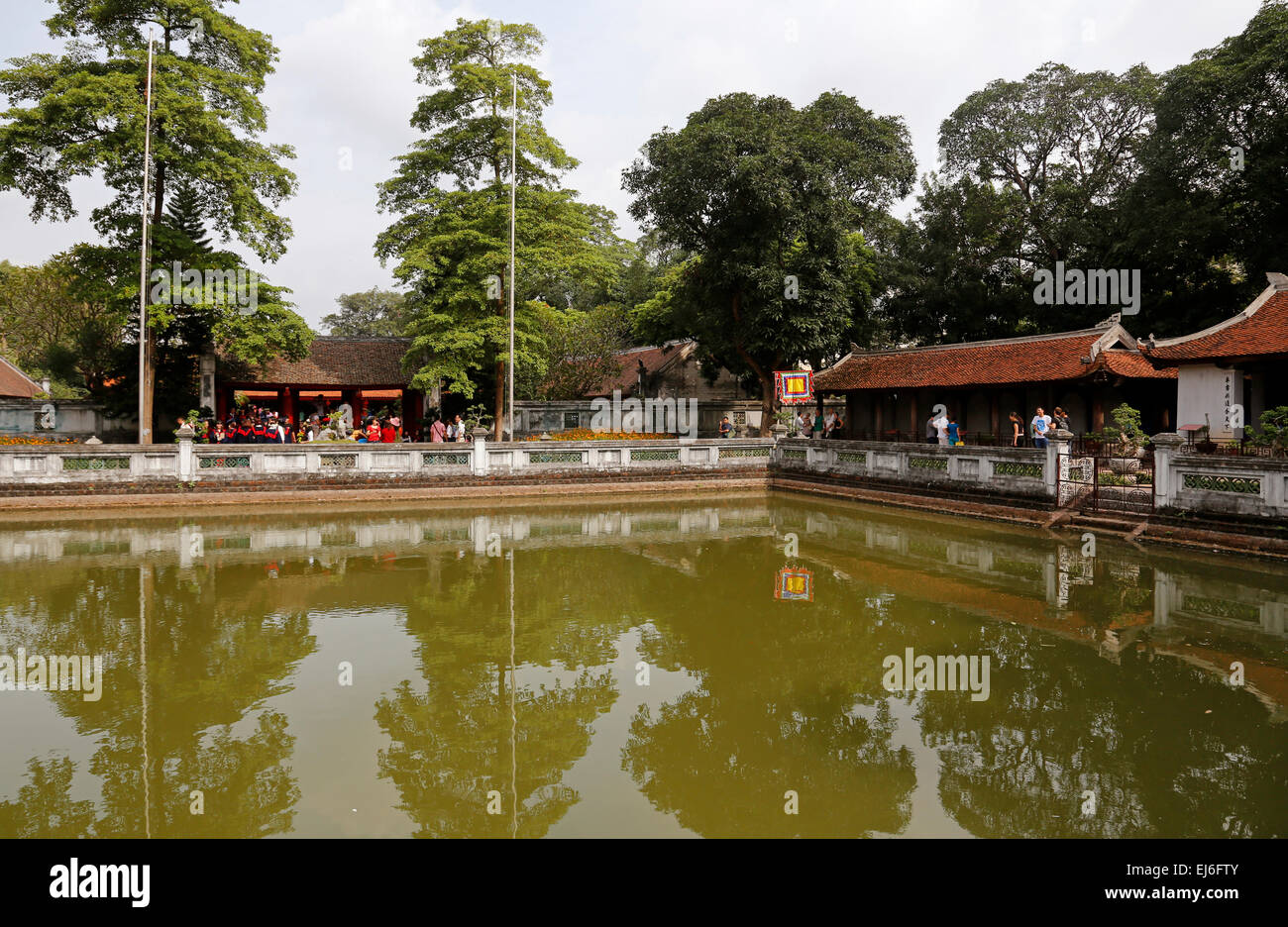 Dritten Innenhof und Brunnen der himmlischen Klarheit, Temple of Literature, Hanoi, Vietnam Stockfoto