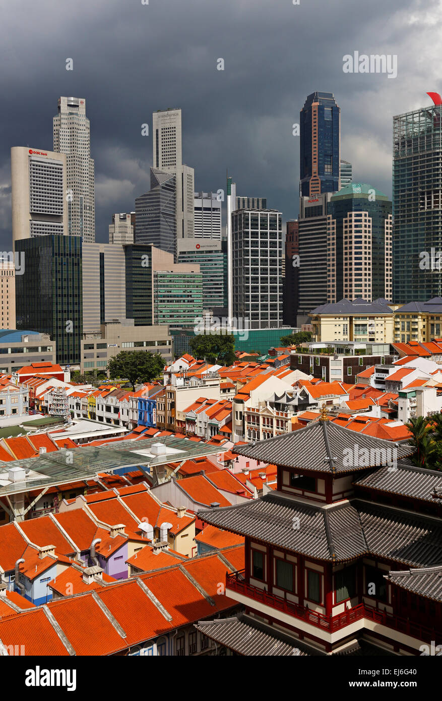 Ansicht von Chinatown in Richtung der Innenstadt von Singapur mit dem Buddha Tooth Relic Temple und Museum im Vordergrund Stockfoto