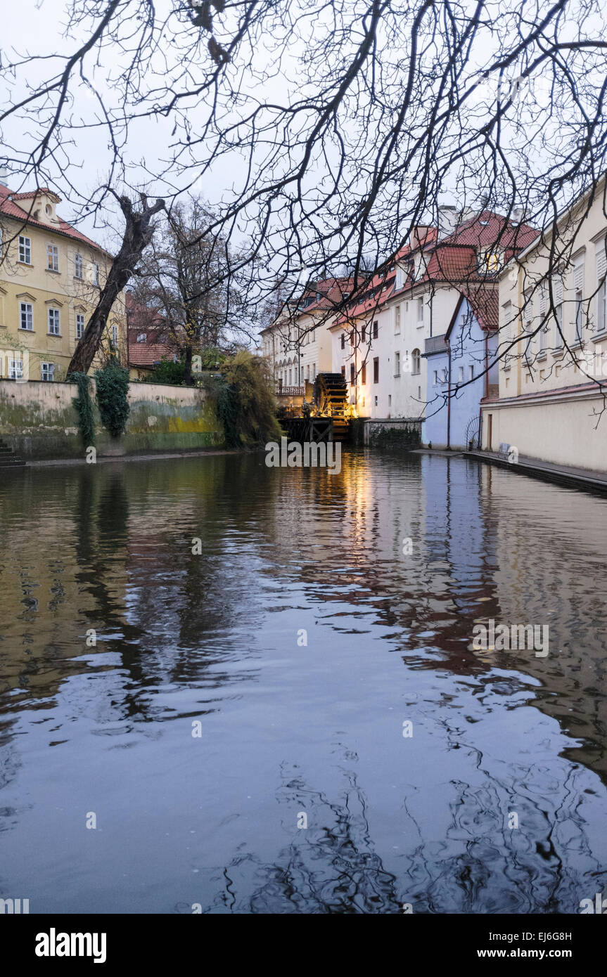 Wassermühle und Insel Kampa Häuser spiegelt sich auf Vltava (Moldau). Prag Tschechien Stockfoto