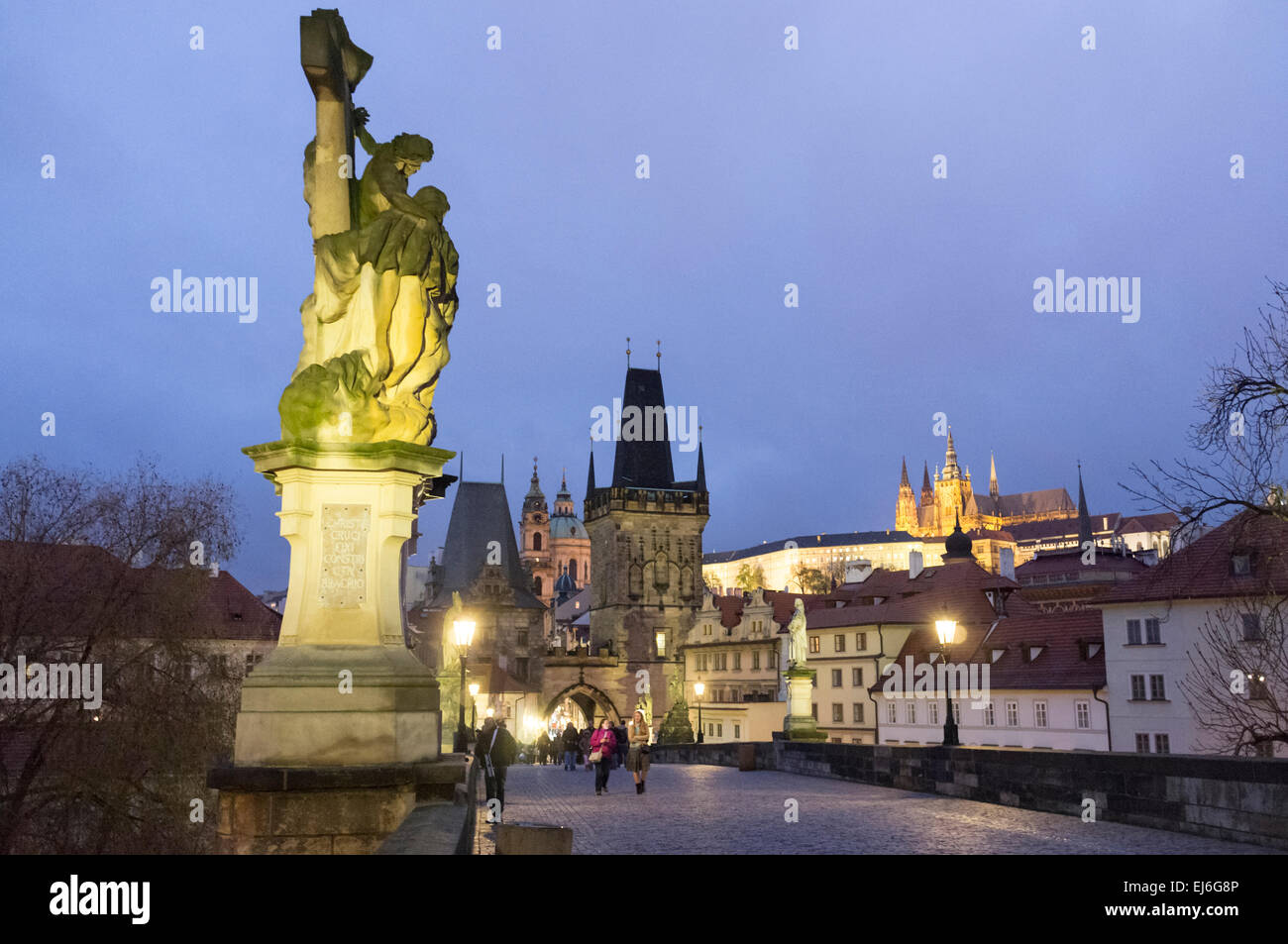 Charles Bridge bei Nacht. Prag, Tschechische Republik Stockfoto