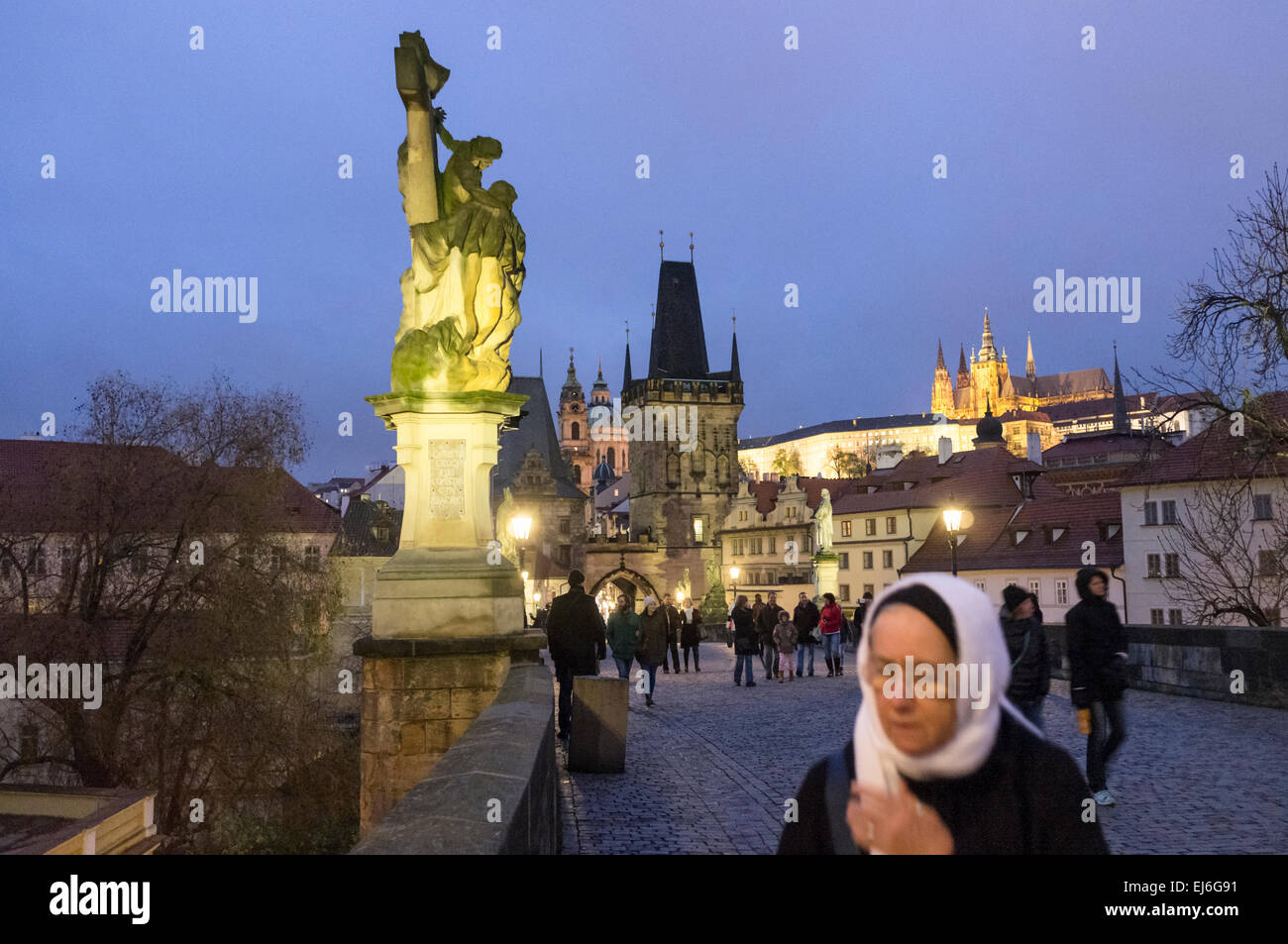 Charles Bridge bei Nacht. Prag, Tschechische Republik Stockfoto