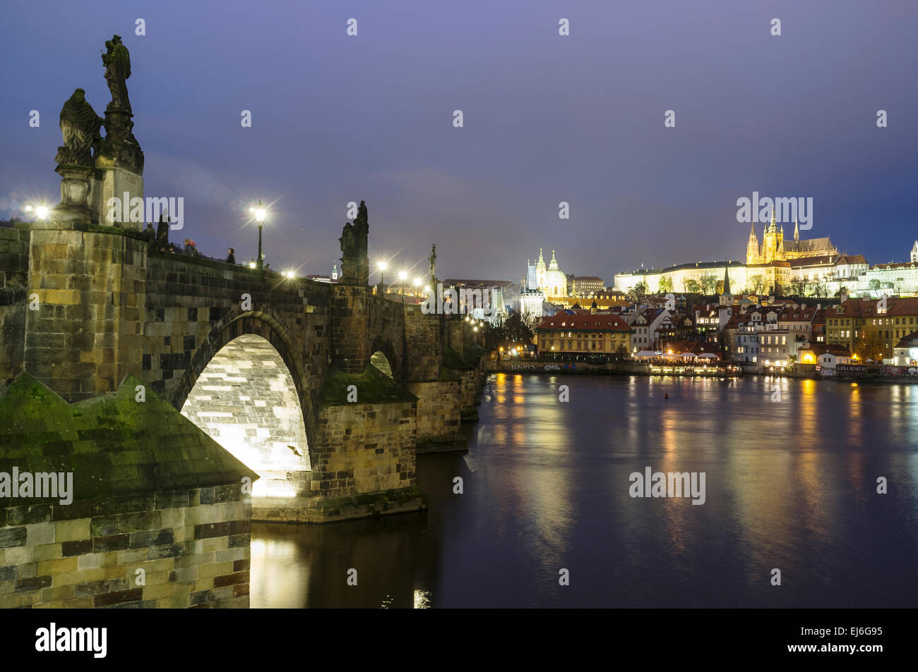 Charles Bridge bei Nacht. Prag, Tschechische Republik Stockfoto