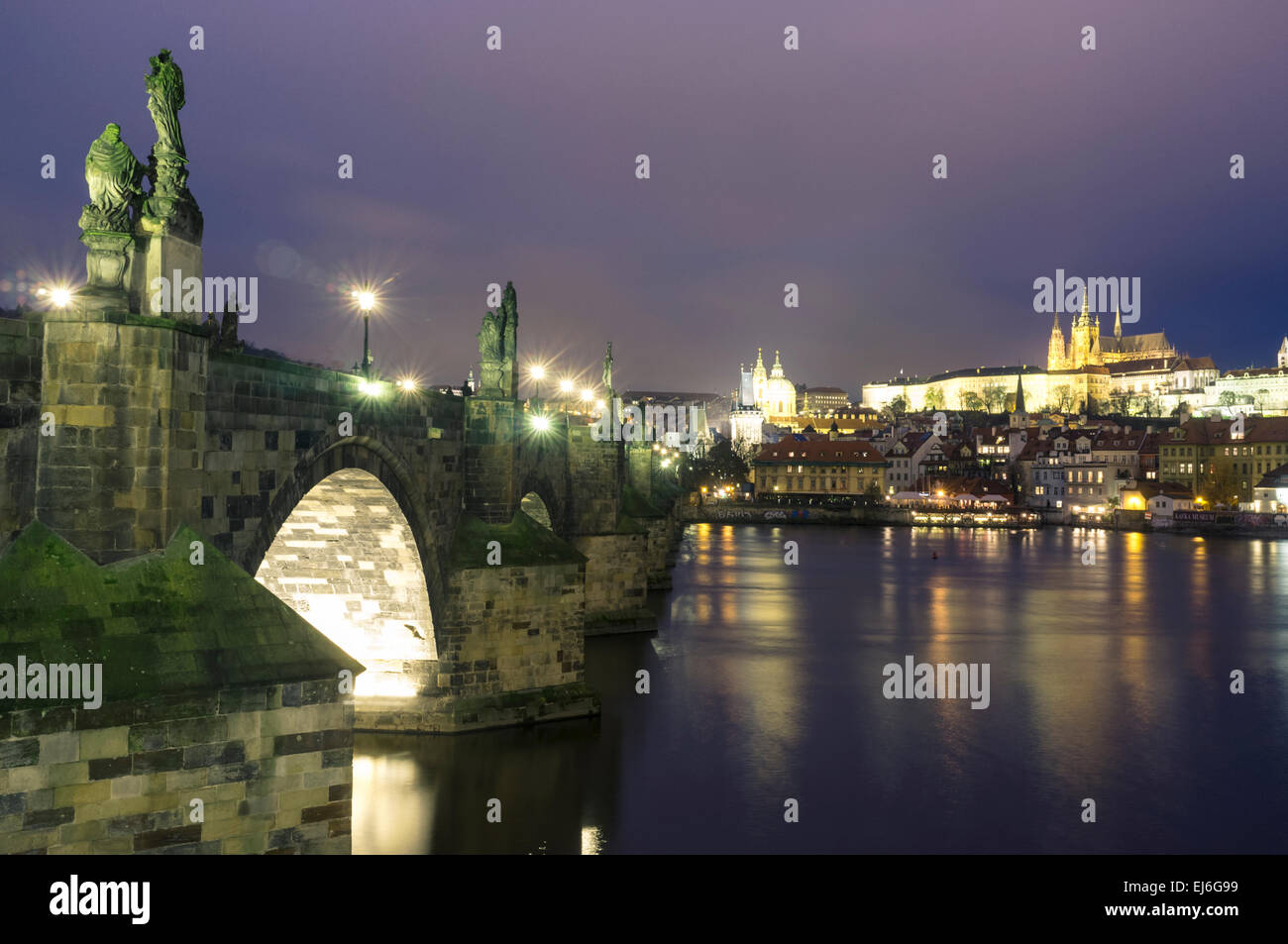 Charles Bridge bei Nacht. Prag, Tschechische Republik Stockfoto