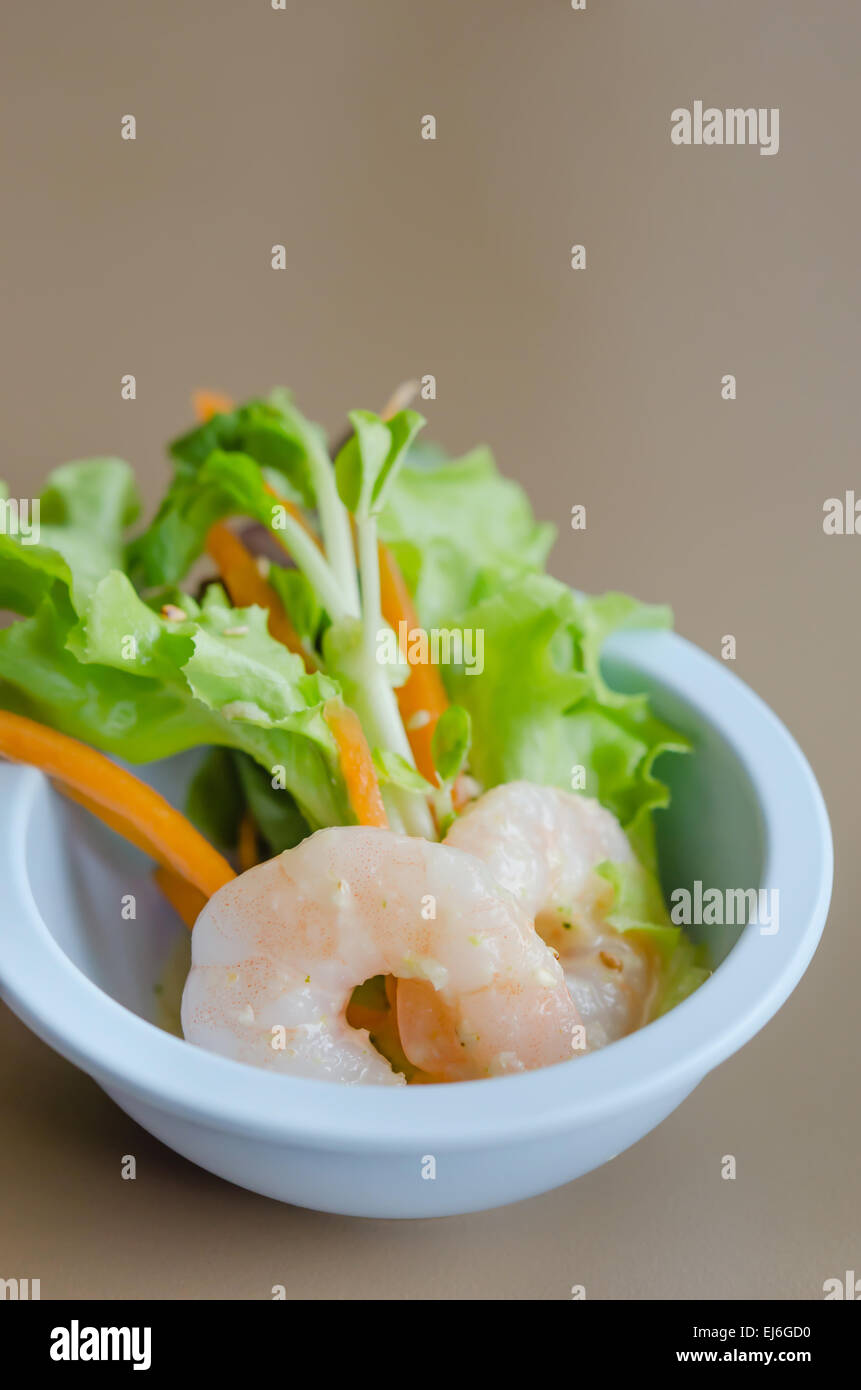 Eichenblatt-Salat mit Garnelen in blau Schüssel Stockfoto