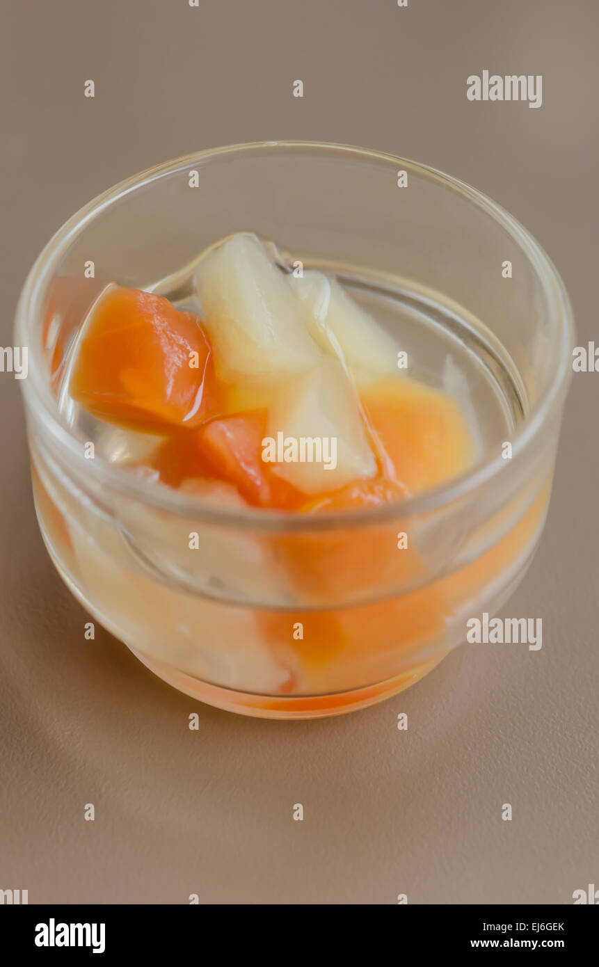 Obstsalat in Cocktail-Glas, süßes Dessert hautnah Stockfoto