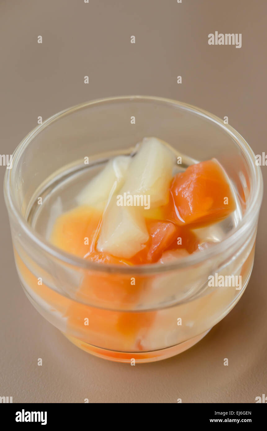 Obstsalat in Cocktail-Glas, süßes Dessert hautnah Stockfoto