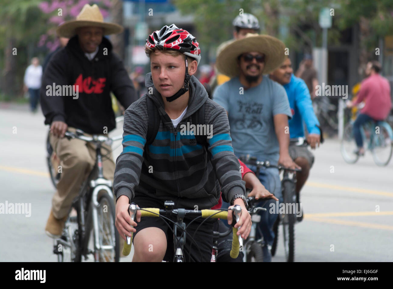 North Hollywood, CA USA 22. März 2015 Radfahrer nehmen Advange Straßensperrungen während CicLAvia-The Tal Credit: Chester Brown/Alamy Live News Stockfoto