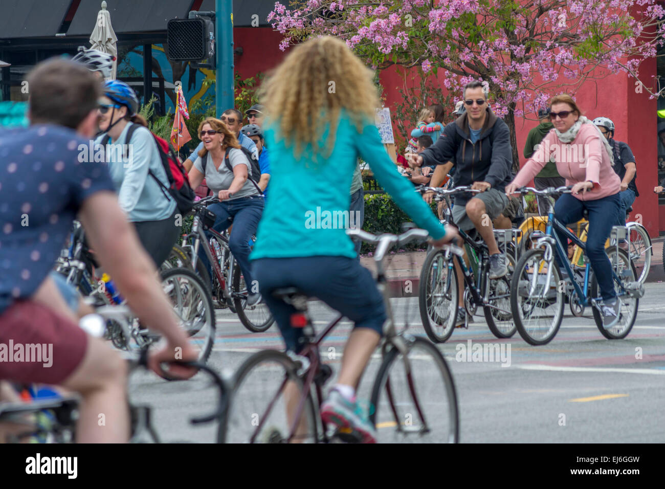 North Hollywood, CA USA 22. März 2015 Radfahrer nehmen Advange Straßensperrungen während CicLAvia-The Tal Credit: Chester Brown/Alamy Live News Stockfoto