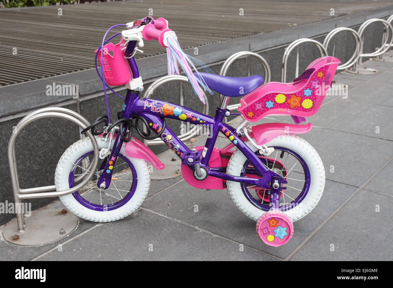Kinder Fahrrad Bike Rack gesperrt Stockfoto