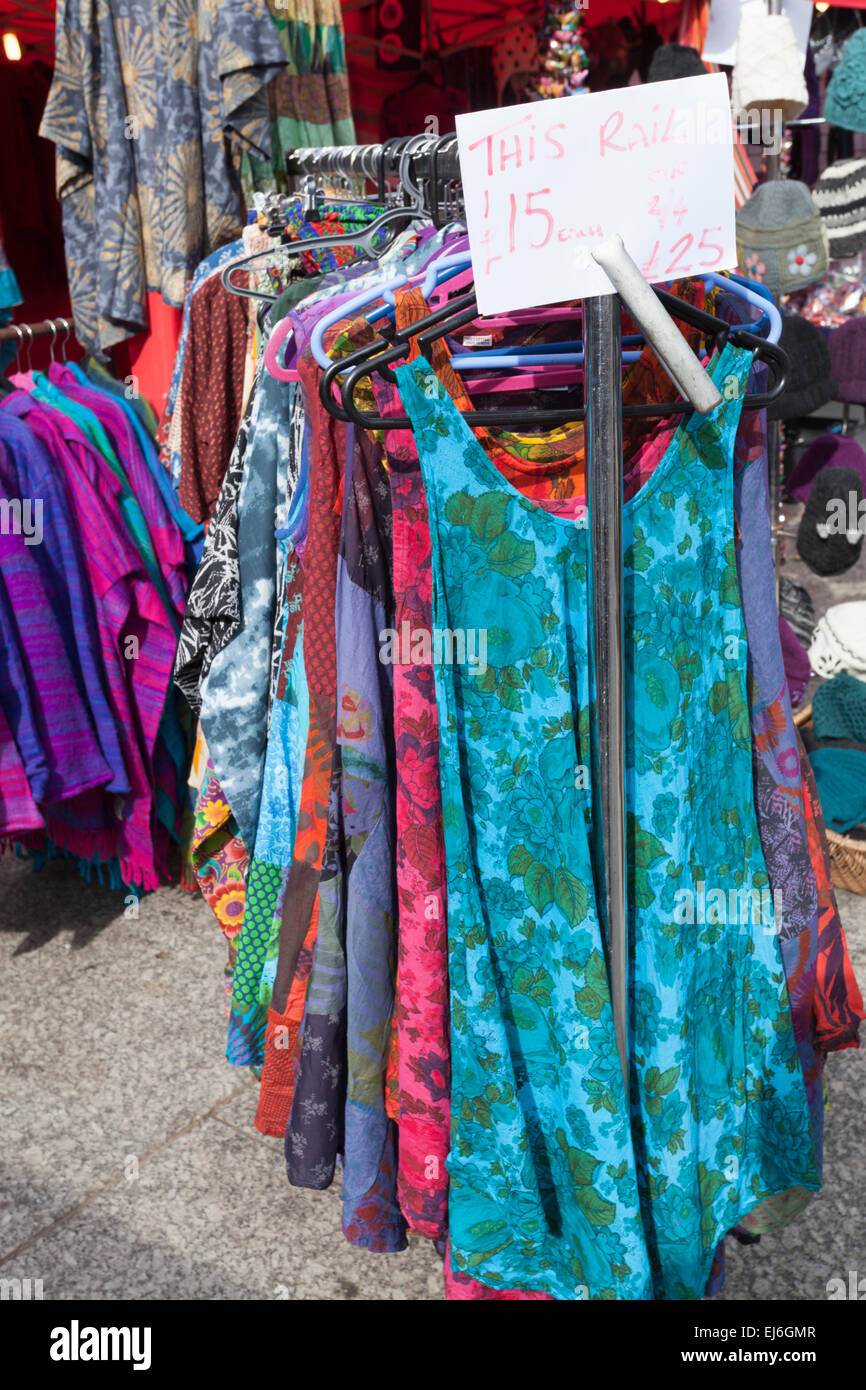 Kleid Schiene mit Kleider zum Verkauf. Preis Ticket anzeigen billige Kleidung Preise für Kleidung auf einem Marktstand, Nottingham, England, Großbritannien Stockfoto