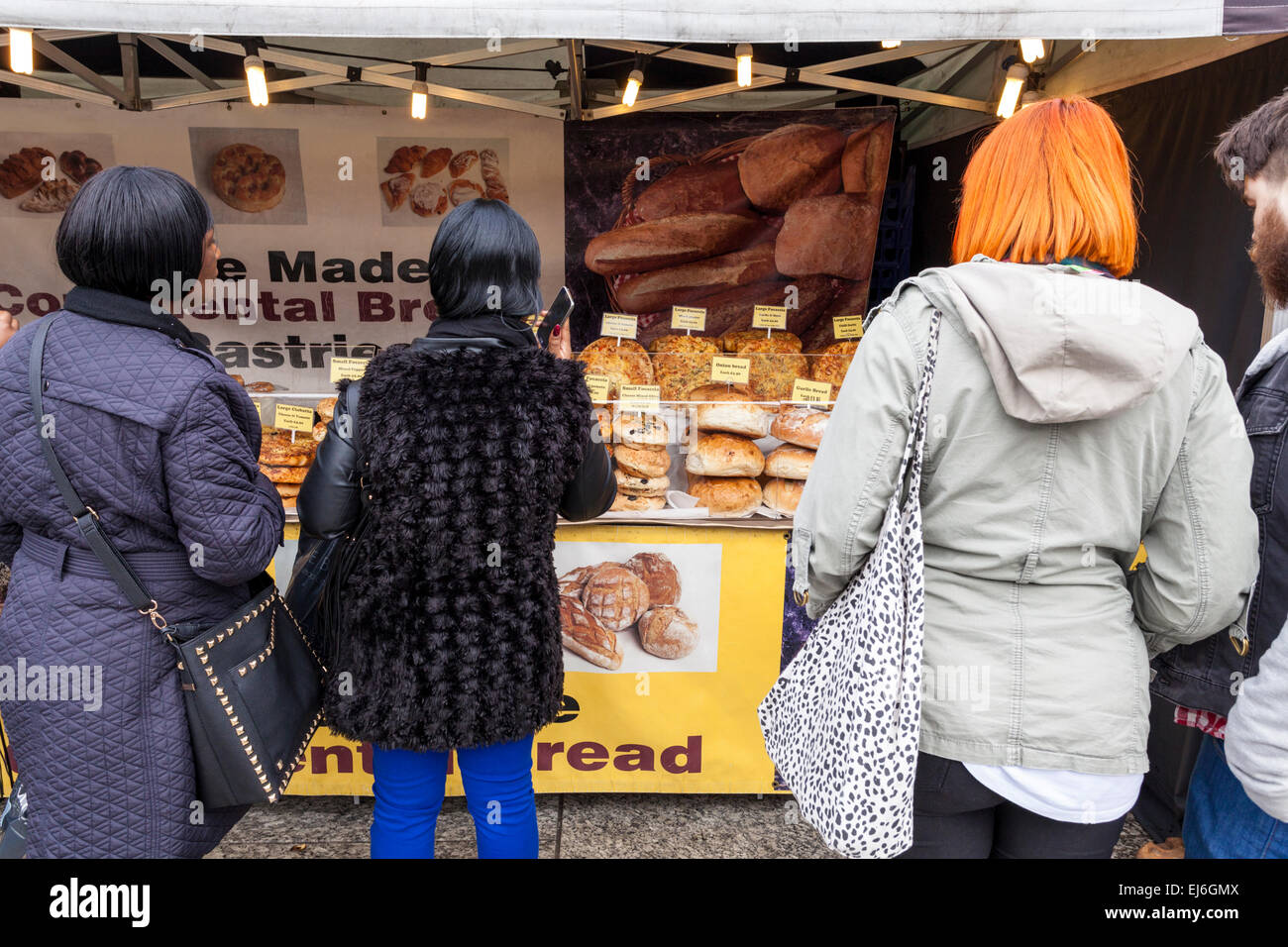 Die Leute, die auf der Suche nach Brot zum Verkauf am Marktstand, Nottingham, England, Großbritannien Stockfoto