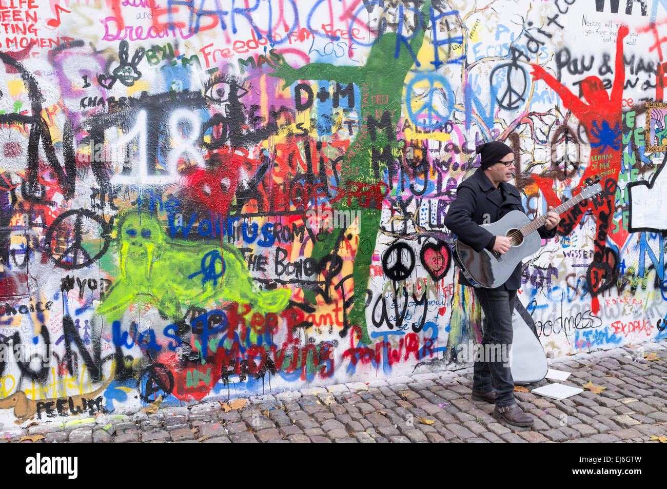 Straßenmusikant an der John-Lennon-Mauer in Prag, Tschechische Republik Stockfoto