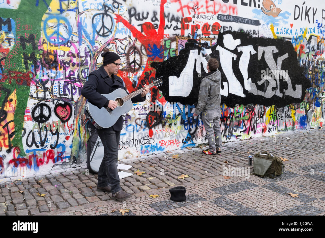 Straßenmusiker und Graffiti-Maler an der John-Lennon-Mauer in Prag, Tschechische Republik Stockfoto
