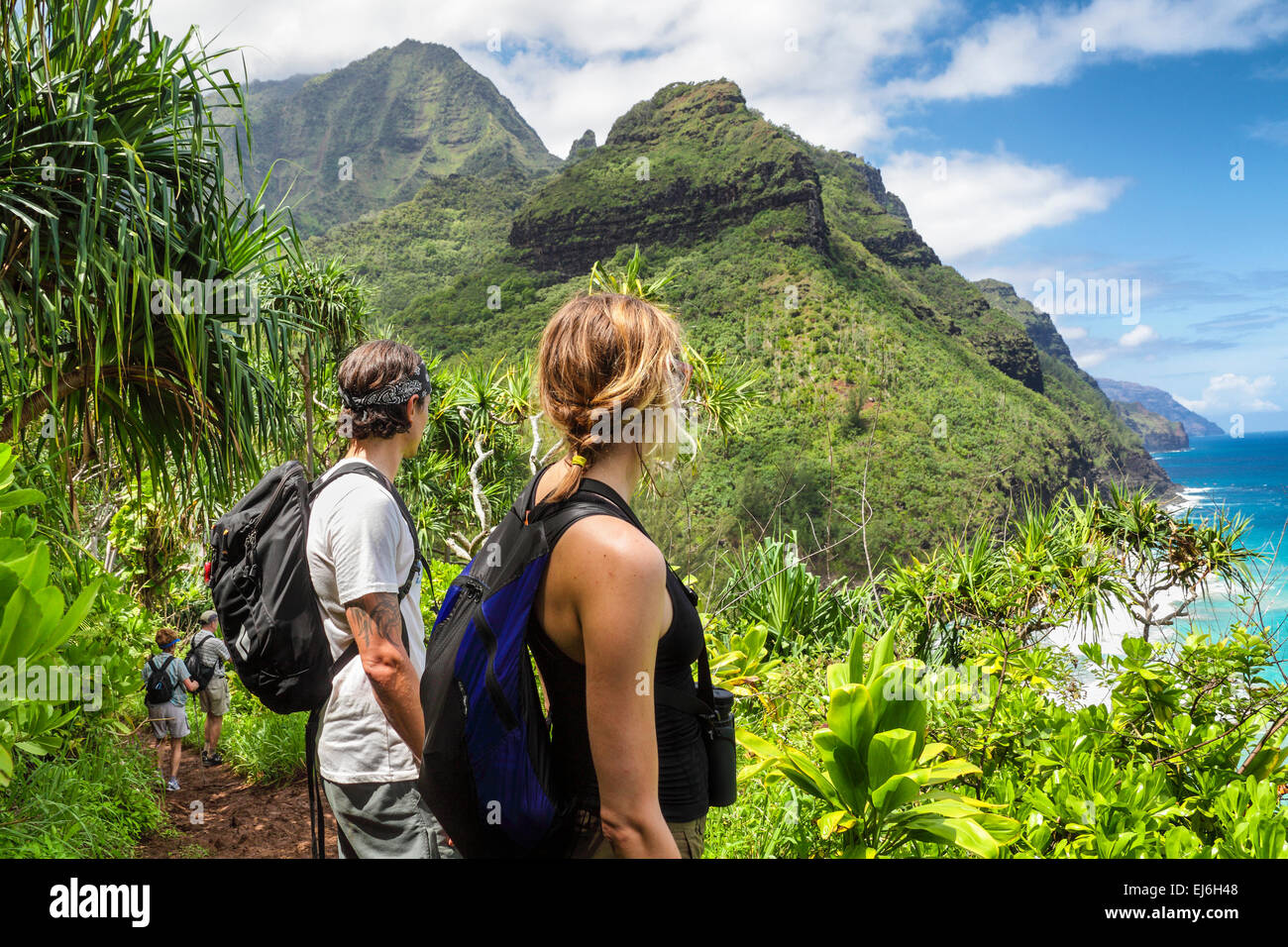 Wanderer auf dem Kalalau Trail in der Nähe von Hanakapiai Strand sehen die Na Pali Coast auf Kauai Stockfoto
