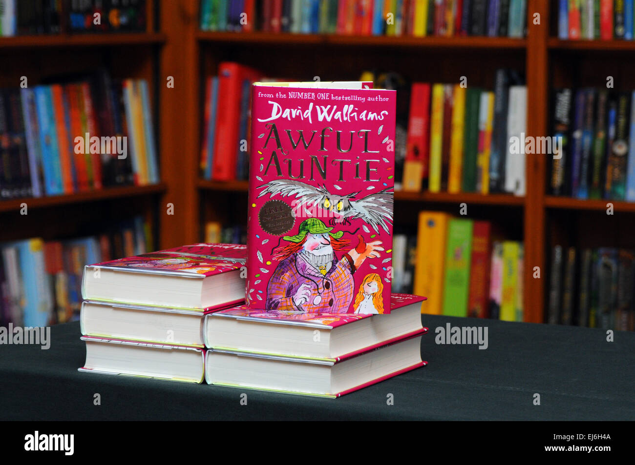 London, UK, 27.09.2014, David Walliams Kopien der schrecklichen Tante am Daunts Bücher über Kings Road, Chelsea unterzeichnet. Stockfoto