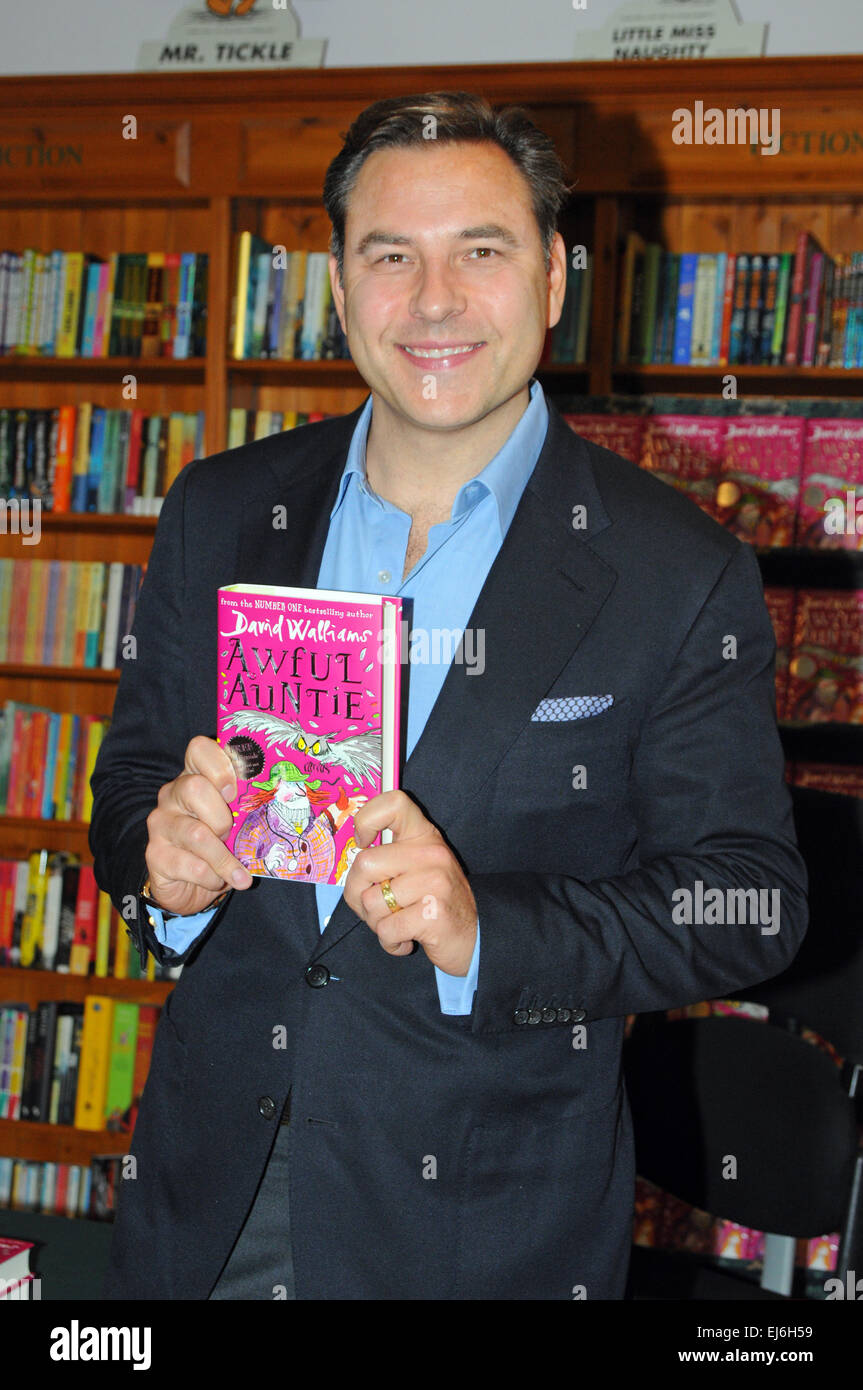 London, UK, 27.09.2014, David Walliams Kopien der schrecklichen Tante am Daunts Bücher über Kings Road, Chelsea unterzeichnet. Stockfoto