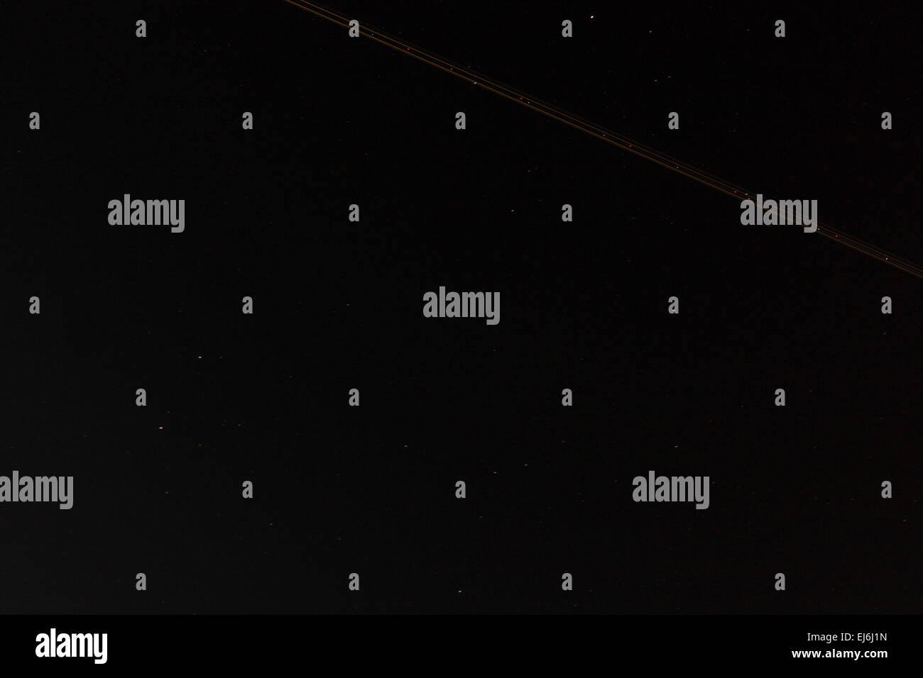 Astrofotografie Nacht Sterne Flugzeug Lichtspur Stockfoto