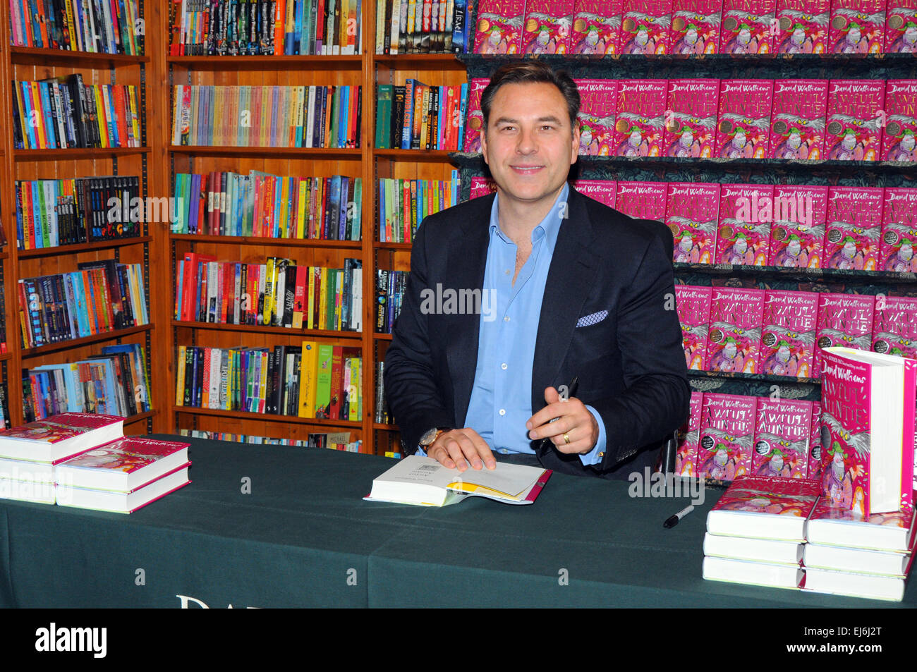 London, UK, 27.09.2014, David Walliams Kopien der schrecklichen Tante am Daunts Bücher über Kings Road, Chelsea unterzeichnet. Stockfoto