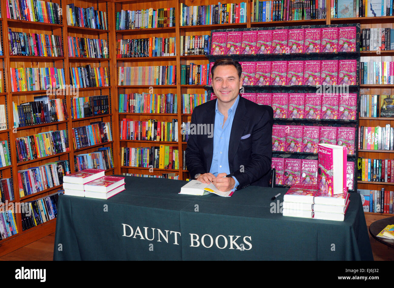London, UK, 27.09.2014, David Walliams Kopien der schrecklichen Tante am Daunts Bücher über Kings Road, Chelsea unterzeichnet. Stockfoto