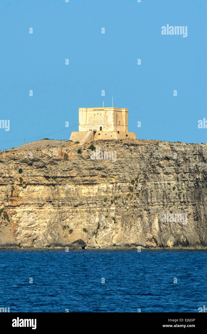 Malta, Insel Comino: Der Turm der Heiligen Maria, das beeindruckendste Gebäude auf der kleinsten Insel des maltesischen Archipels. Stockfoto