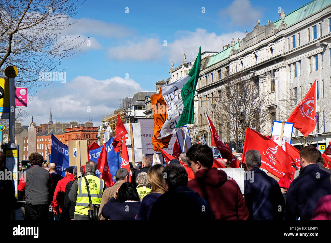 Wasser-Protest März Dublin Anti-Wasser Gebühren Demonstranten in Dublins O' Connell Street auf 21.03.15 Stockfoto