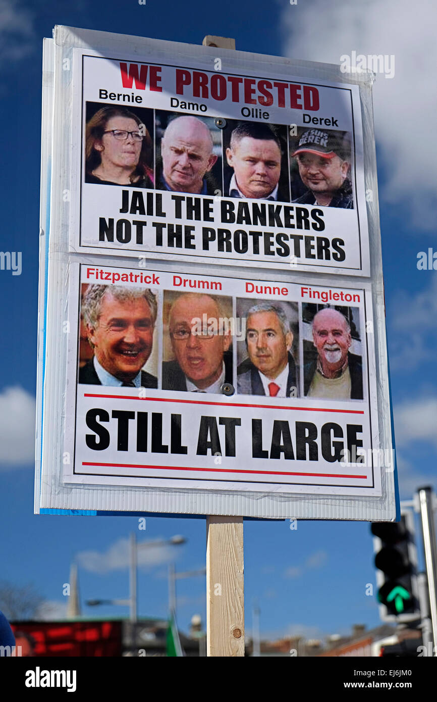 Plakat mit inhaftierten Demonstranten und Bankiers, an Anti-Wasser lädt Demonstranten in Dublins O' Connell Street auf 21.03.15. Stockfoto